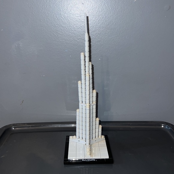 Retired Lego Burg Khalifa Dubai 21008 - Picture 2 of 7